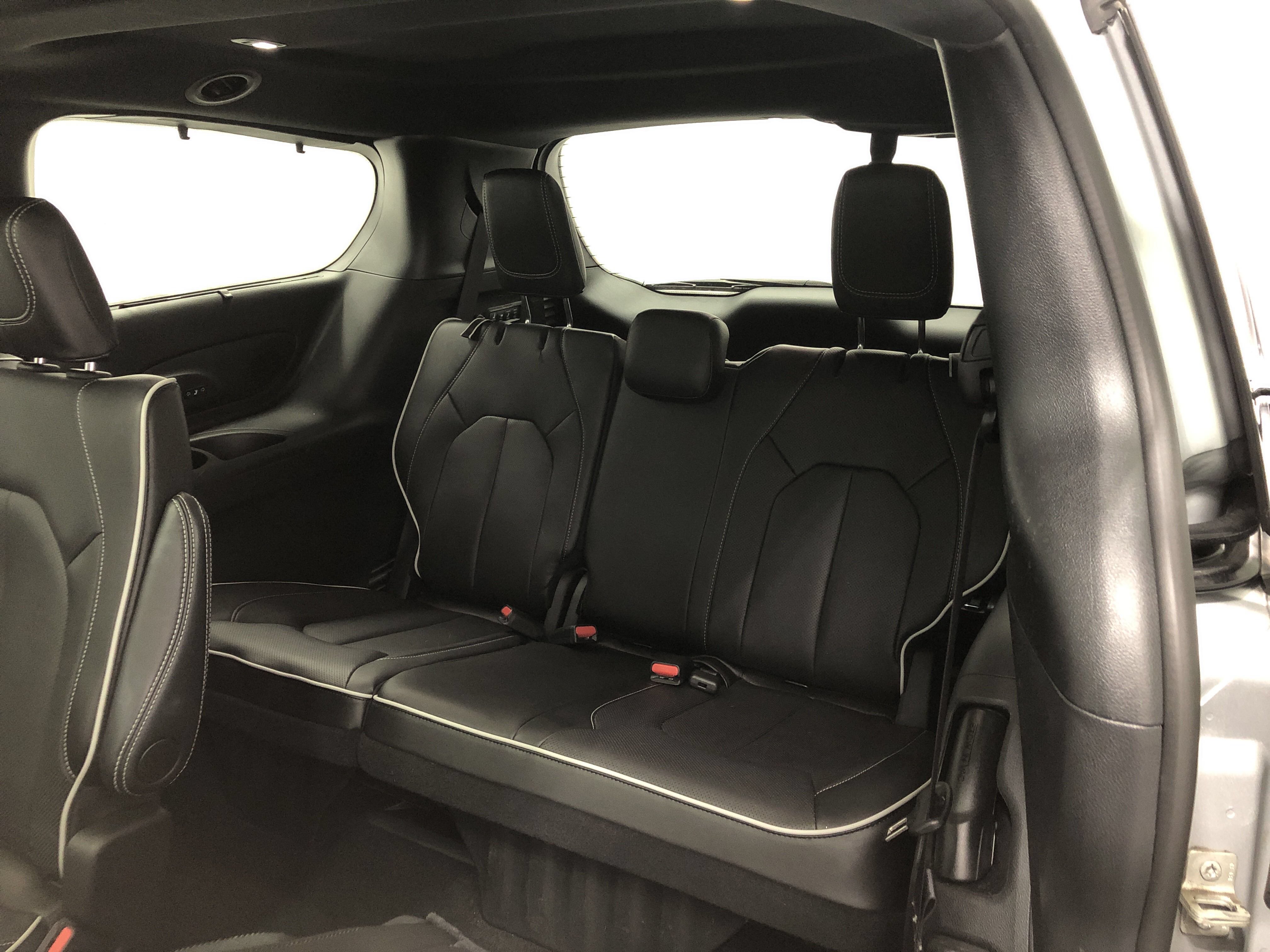 Used 2024 Chrysler Pacifica Limited w/ Uconnect Theater Family Group FWD image 8
