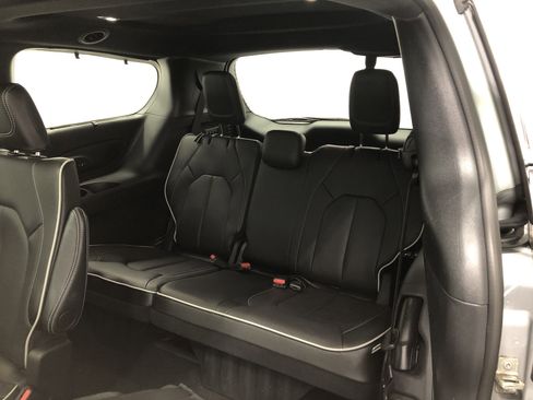 Used 2024 Chrysler Pacifica Limited w/ Uconnect Theater Family Group image 8
