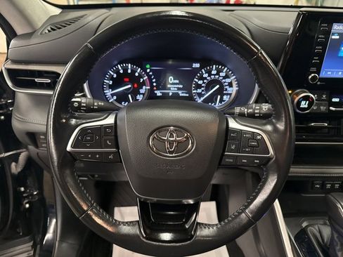 Used 2021 Toyota Highlander XLE image 12