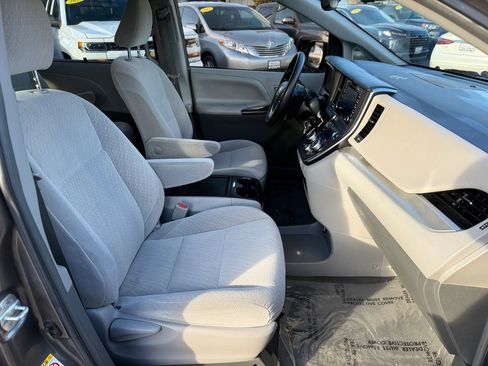 Used 2018 Toyota Sienna LE FWD image 20