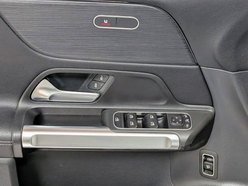 Used 2022 Mercedes-Benz GLB 250 4MATIC image 13