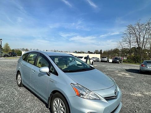 Used 2014 Toyota Prius V Two image 2