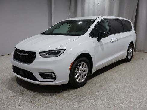 Used 2024 Chrysler Pacifica Touring-L FWD image 5