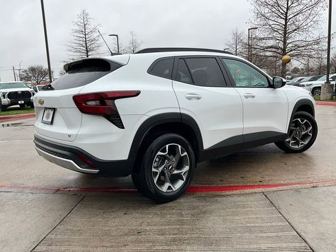 Used 2025 Chevrolet Trax LT image 6