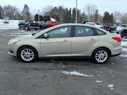 Used 2016 Ford Focus SE image 2
