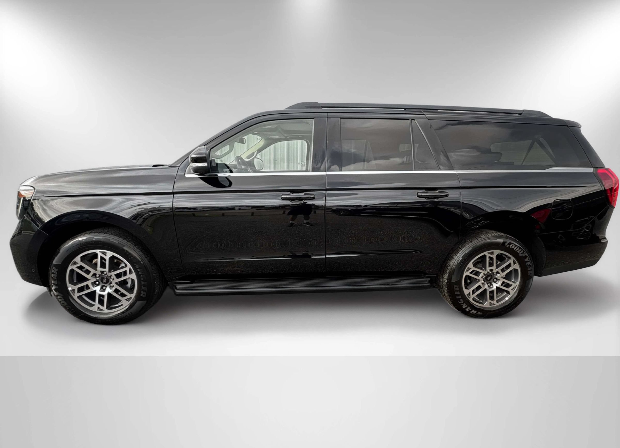 Used 2025 Ford Expedition Max Active RWD image 3