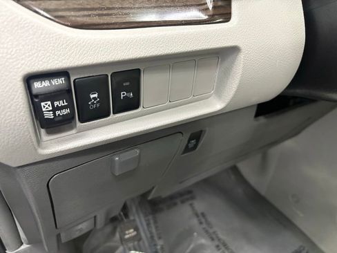 Used 2019 Toyota Sienna XLE w/ XLE Navigation Package FWD image 24