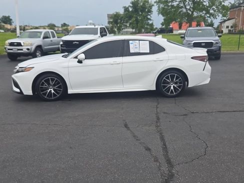 Used 2022 Toyota Camry SE FWD image 4