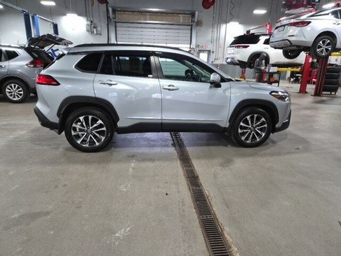 Used 2024 Toyota Corolla Cross XLE w/ Convenience Package image 2