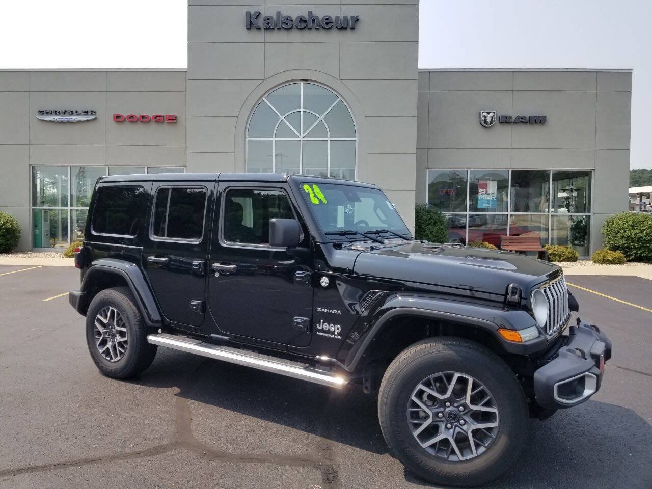 Used 2024 Jeep Wrangler Unlimited Sahara AWD/4WD image 1