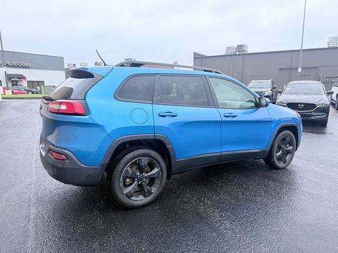 Used 2018 Jeep Cherokee Latitude w/ Altitude Package FWD image 5