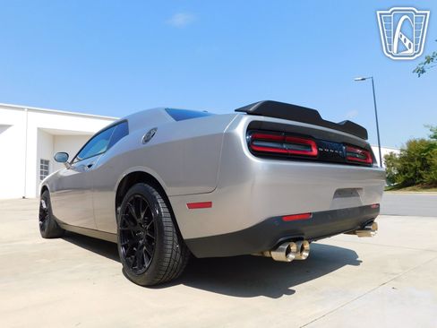 Used 2015 Dodge Challenger SXT w/ Driver Convenience Group RWD image 18