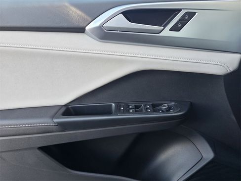 New 2026 Volkswagen Taos SE image 16