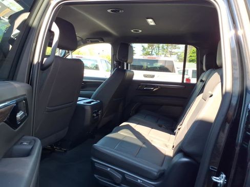 Used 2025 Chevrolet Suburban Z71 AWD/4WD image 16