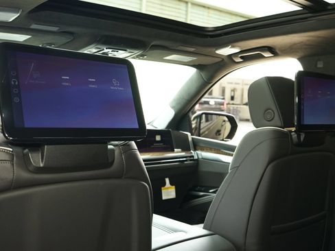 Used 2026 Cadillac Escalade Platinum Sport AWD/4WD image 28