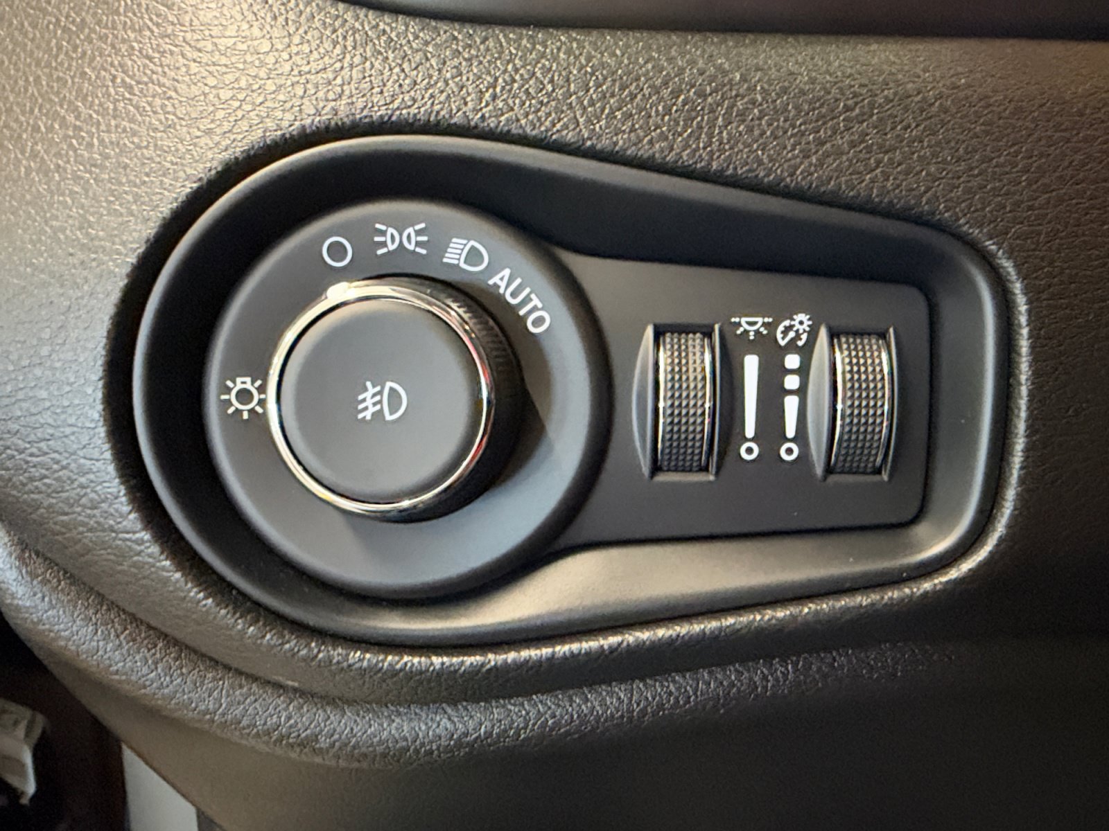 Used 2023 Jeep Renegade Latitude AWD/4WD image 26