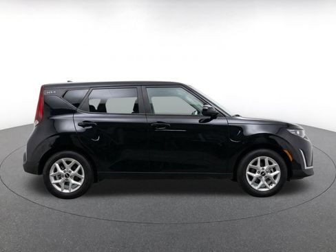 Used 2025 Kia Soul LX w/ LX Technology Package FWD image 11