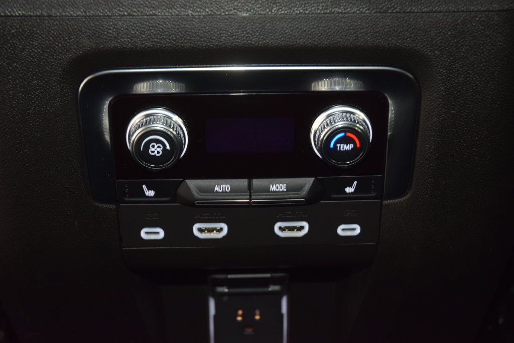 Used 2024 GMC Yukon Denali AWD/4WD image 46