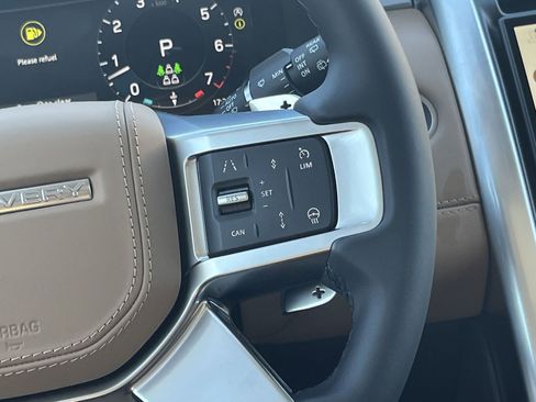 New 2025 Land Rover Discovery Metropolitan Edition image 18