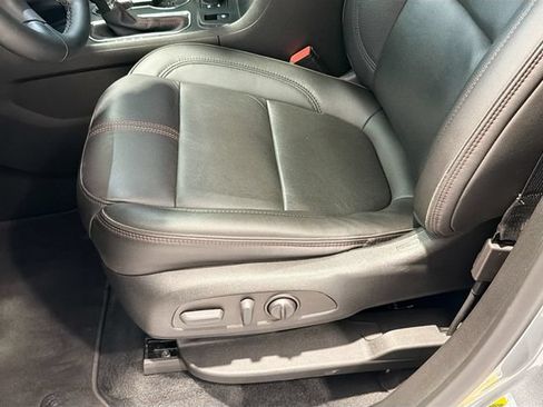 Used 2023 Chevrolet Traverse RS FWD image 19