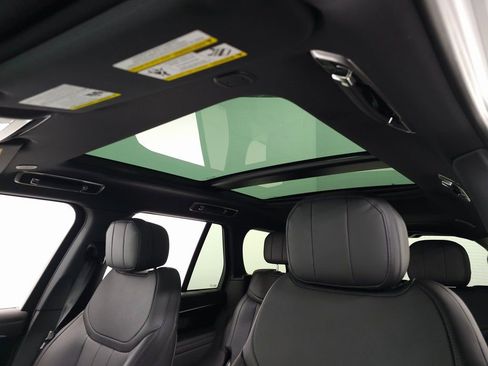 Used 2025 Land Rover Range Rover SE image 19