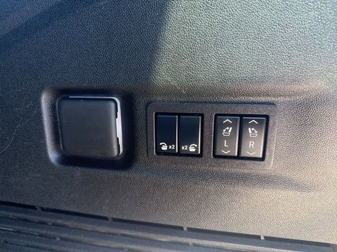 Used 2025 GMC Yukon XL Denali image 33