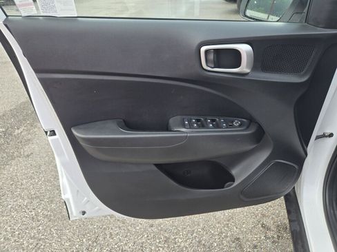 Used 2024 Hyundai Venue SE FWD image 18