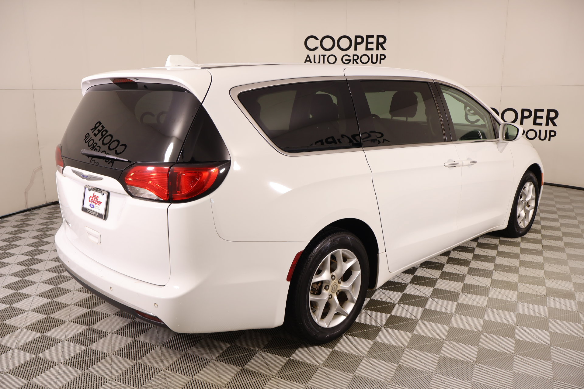 Used 2018 Chrysler Pacifica Touring Plus w/ Tire & Wheel Group FWD image 20