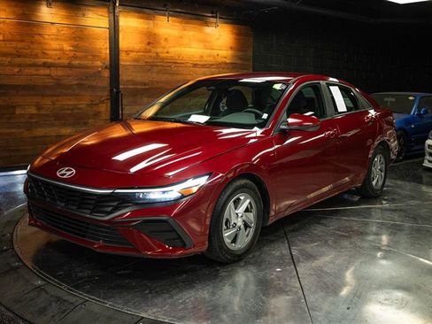 Used 2024 Hyundai Elantra SE image 2