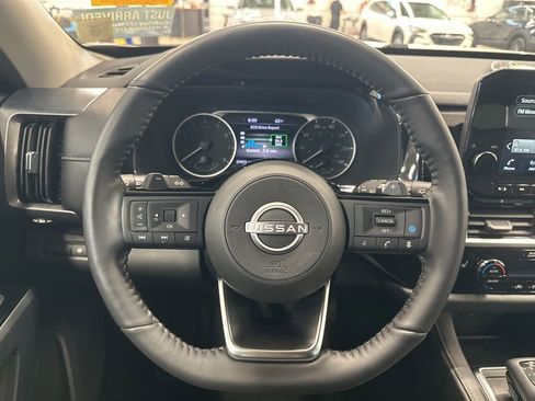 Used 2024 Nissan Pathfinder SL AWD/4WD image 7