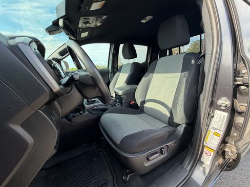 Used 2020 Toyota Tacoma TRD Off-Road w/ Blackout Package AWD/4WD image 14