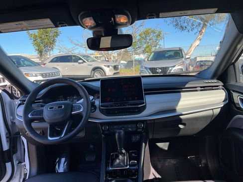 Used 2025 Jeep Compass Limited image 34