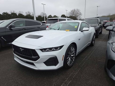 Used 2025 Ford Mustang GT Premium image 8