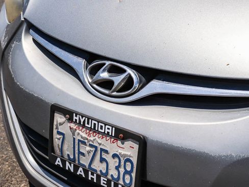 Used 2014 Hyundai Elantra SE w/ Option Group 02 FWD image 3