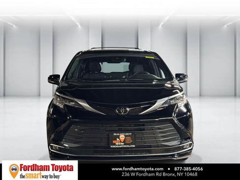 Used 2026 Toyota Sienna Limited AWD/4WD image 2
