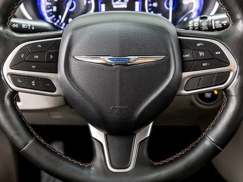 Used 2020 Chrysler Pacifica Touring-L image 25