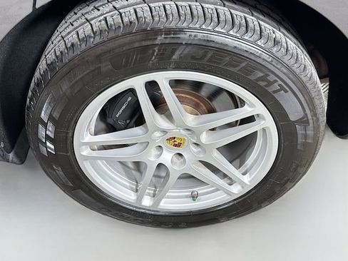 Used 2018 Porsche Macan AWD/4WD image 32