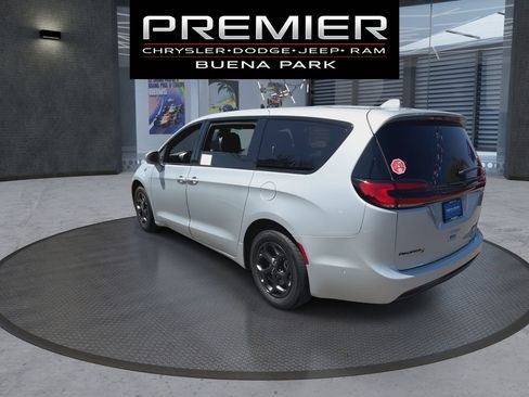 Used 2022 Chrysler Pacifica Limited w/ Uconnect Theater Family Group FWD image 6