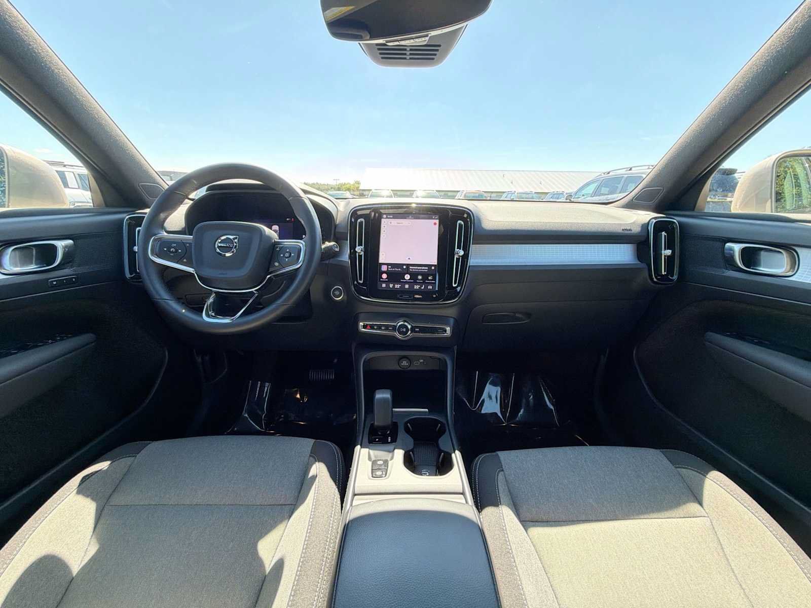 Used 2023 Volvo XC40 B5 Core w/ Convenience Package AWD/4WD image 12