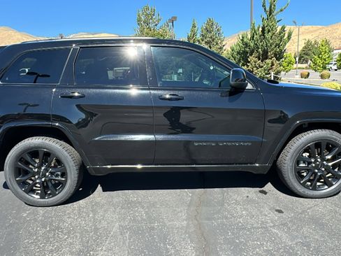 Used 2021 Jeep Grand Cherokee Laredo X image 2