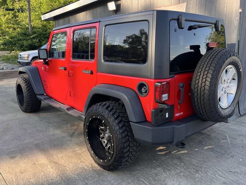 Used 2018 Jeep Wrangler Unlimited Sport S AWD/4WD image 3