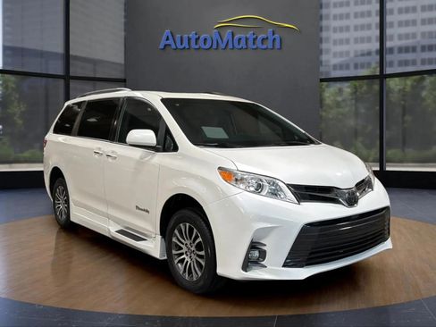 Used 2019 Toyota Sienna XLE w/ XLE Navigation Package FWD image 3