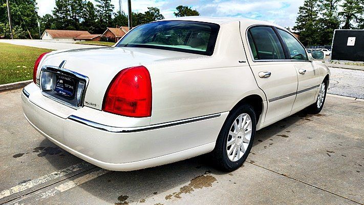 Used 2006 Lincoln Town Car Signature RWD image 9
