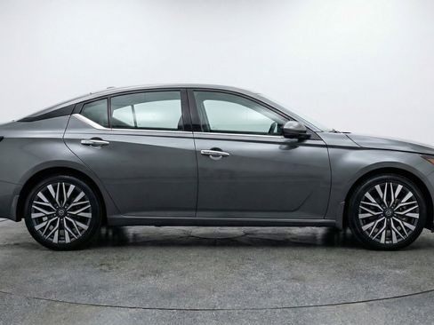 Used 2025 Nissan Altima 2.5 SV image 11