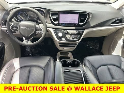 Used 2024 Chrysler Pacifica Touring-L FWD image 15