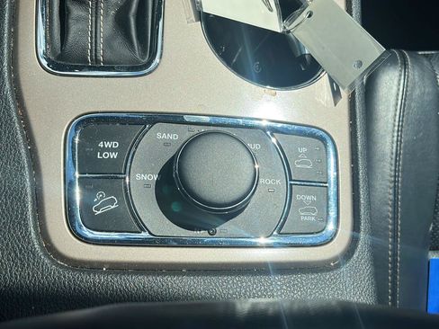 Used 2016 Jeep Grand Cherokee Overland AWD/4WD image 15