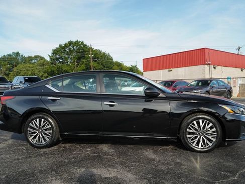Used 2025 Nissan Altima 2.5 SV FWD image 2