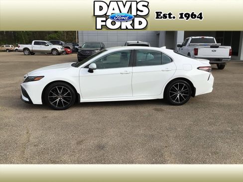 Used 2021 Toyota Camry SE image 4