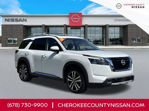 Certified 2025 Nissan Pathfinder Platinum FWD image 1