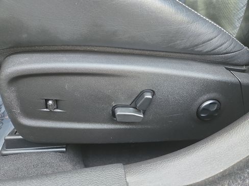 Used 2023 Chrysler 300 C image 13